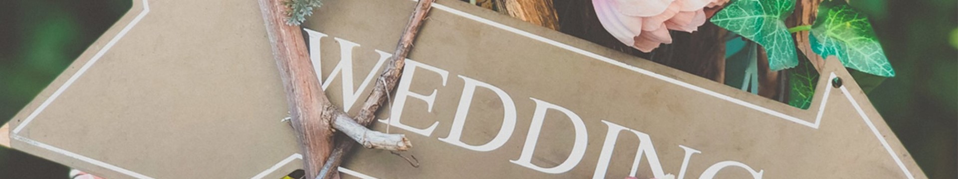 Rustic wedding sign for the entrance with colorful flowers 