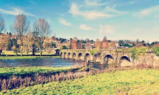 Blue skies and green pastures around the Ten Arch Stone Bridge over the River Nore. Discover Kilkenny Hen Party ideas below: