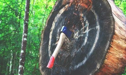 Axe throwing hen do activity in Paris