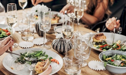 Girls at dinner with fizz